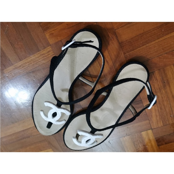 Chanel CC t strap flat t strap sandals size 35.5 size 5.5. Authentic. - Picture 3 of 10